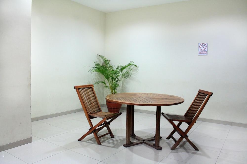Vaccinated Staff - OYO 266 Margonda Residence 5 Depok Esterno foto